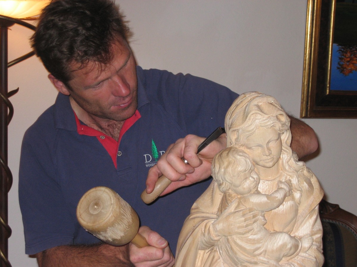 Scultura a mano di Madonna con bambino