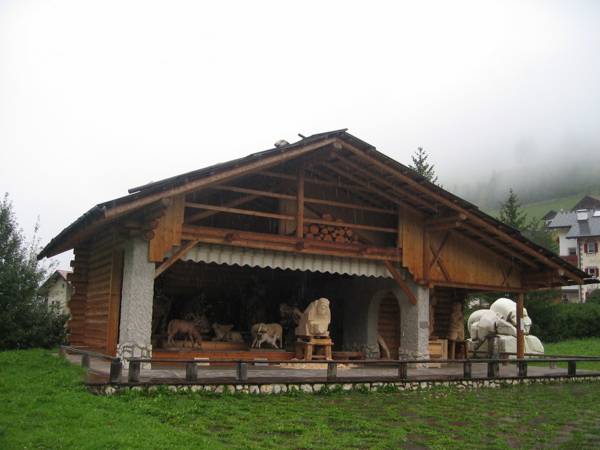 Il presepe di legno nella stalla al Centro Sportivo Iman di Santa Cristina, Val Gardena